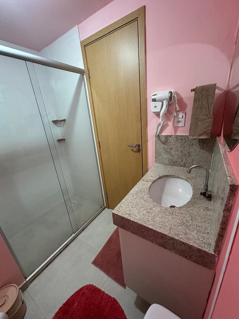 Studio Pink com ar, varanda, academia e piscina
