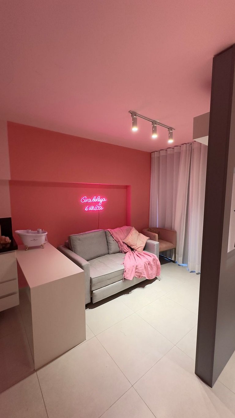 Studio Pink com ar, varanda, academia e piscina