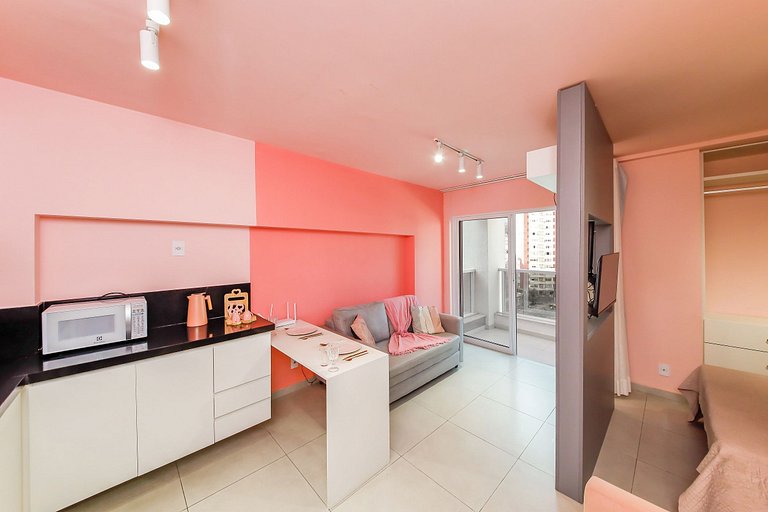 Studio Pink com ar, varanda, academia e piscina
