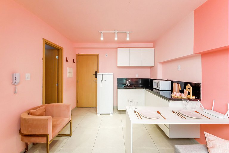 Studio Pink com ar, varanda, academia e piscina