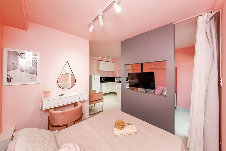 Studio Pink com ar, varanda, academia e piscina