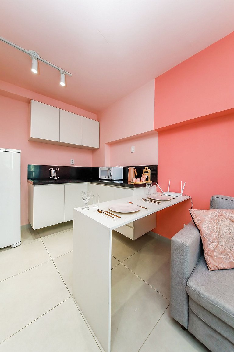 Studio Pink com ar, varanda, academia e piscina